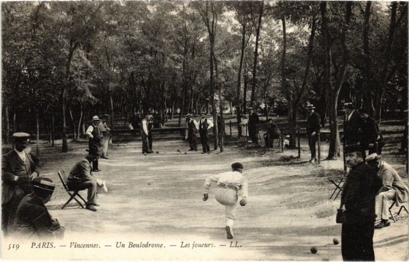 Carte postale ancienne Paris 12e Bois de Vincennes Un Boulodrome Les joueurs à Paris 12e