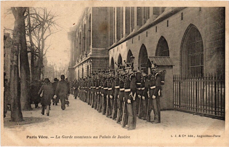 Carte postale ancienne Paris Vecu. La garde montante au Palais de Justice à Paris 4e