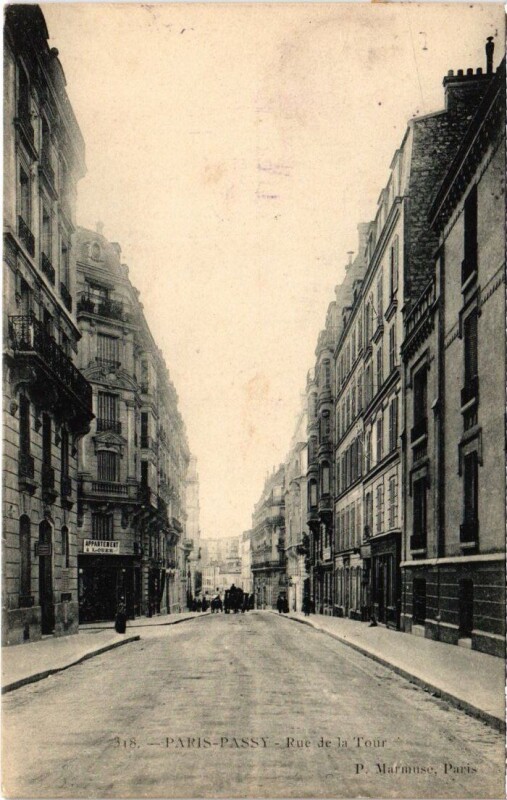 Carte postale ancienne Passy - Rue de la Tour à Paris 16e
