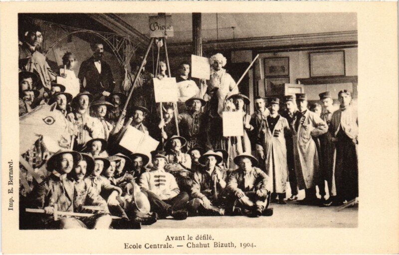 Carte postale ancienne Paris 3e Ecole Centrale Chahut Bizuth 1904 Eavant le defile à Paris 3e