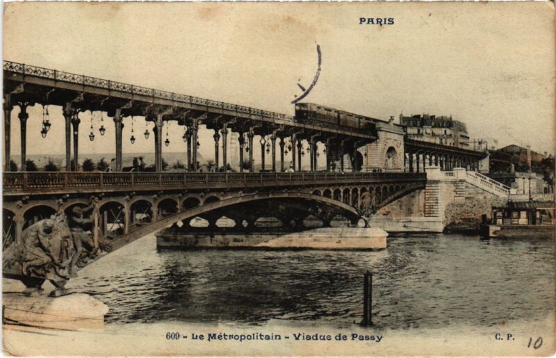 Carte postale ancienne Le Métropolitain - Viaduc de Passy à Paris 16e