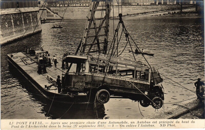 Carte postale ancienne Paris Accident Autobus dans la Seine