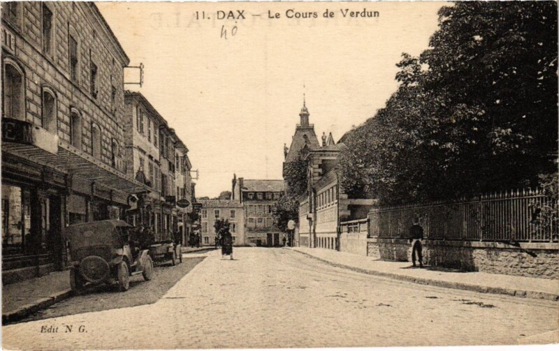 Carte postale ancienne Dax Le Cours de Verdun