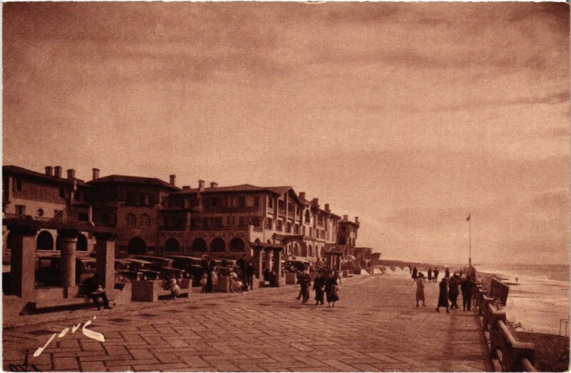 Carte postale ancienne Hossegor Place de la Jetee et les Villas