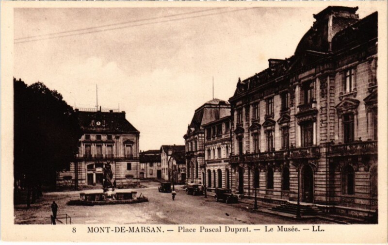 Carte postale ancienne Mont de Marsan Place Pascal Duplat , Le Musee à Mont-de-Marsan