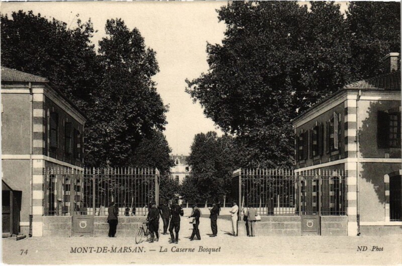 Carte postale ancienne Mont de Marsan Le Caserne Bosquet à Mont-de-Marsan