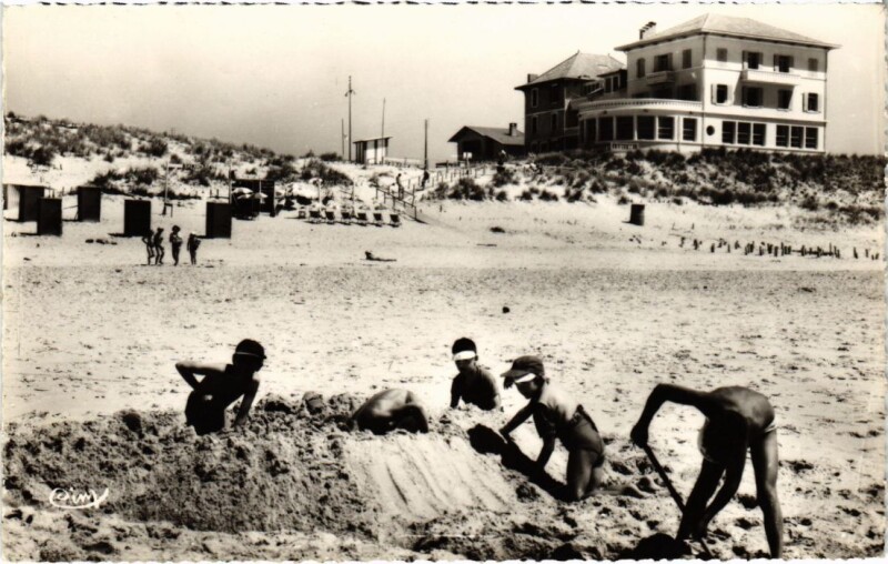 Carte postale ancienne Biscarrosse Jeux sur la Plage à Biscarrosse