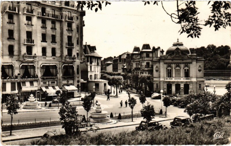 Carte postale ancienne Chatelguyon Place Brosson France