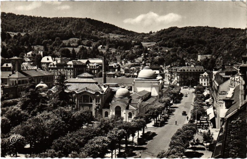 Carte postale ancienne La Bourboule Le Parc et le Boulevard France à La Bourboule