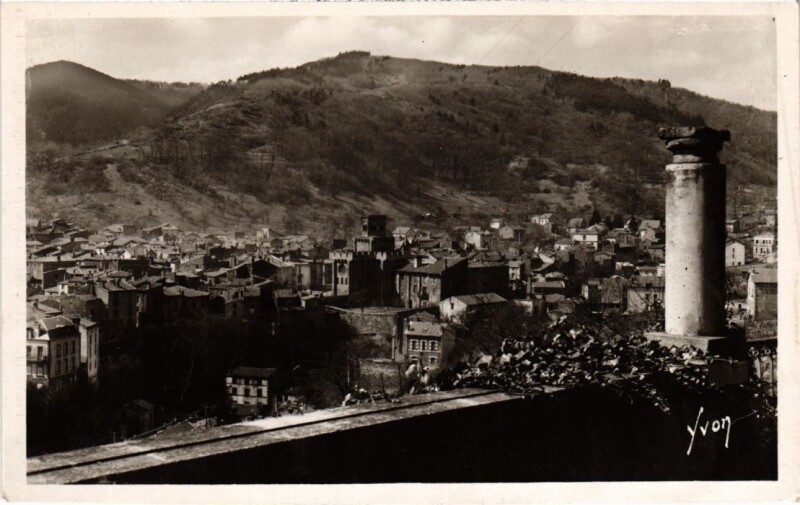 Carte postale ancienne Royat La vieille ville vue du Paradis France à Royat