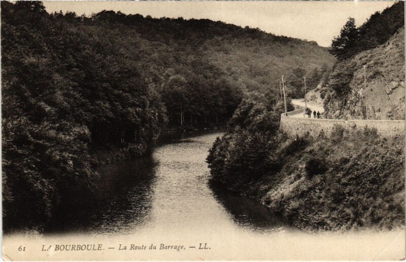 Carte postale ancienne La Bourboule La Route du Barrage France à La Bourboule