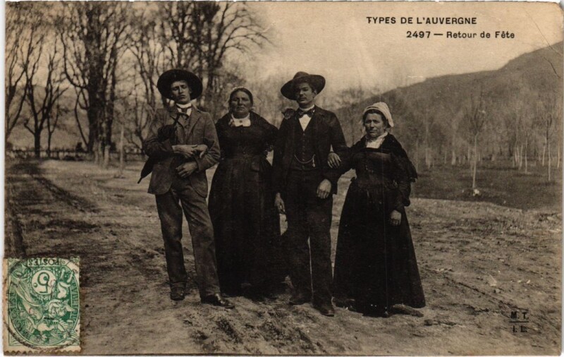 Carte postale ancienne Types d'Auvergne Retour de Fete France