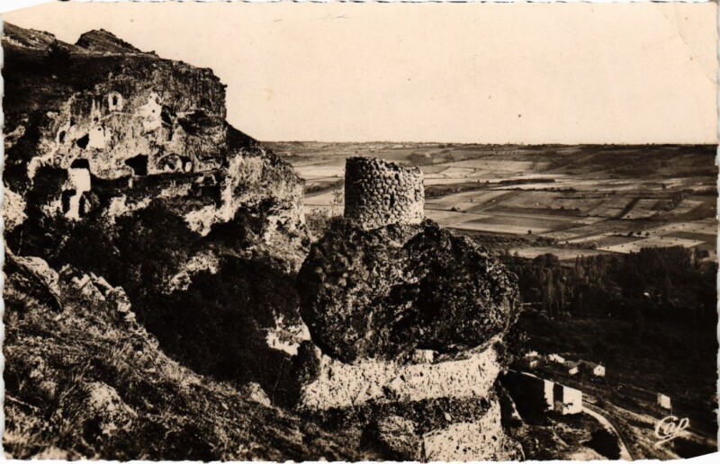 Carte postale ancienne Environs d'Issoire La Tour et Grottes Celtiques France à Issoire