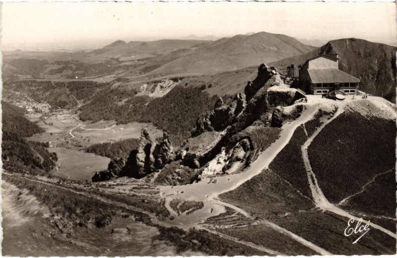 Carte postale ancienne Le Mont Dore Le Sommet du Sancy et la Gare France à Mont-Dore