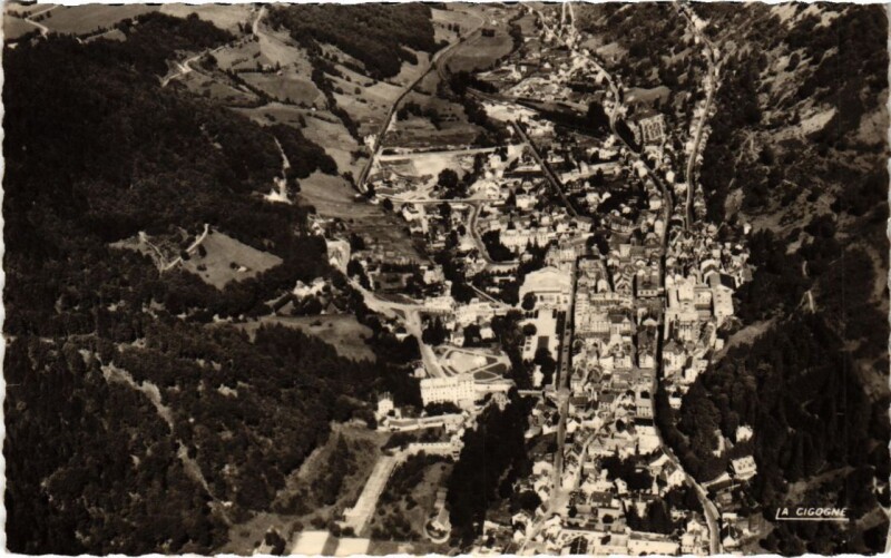 Carte postale ancienne En avion sur le Mont-Dore Vue Generale France à Mont-Dore