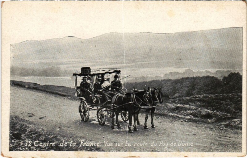 Carte postale ancienne Centre de la France Vue sur la route du Pay de Dome France