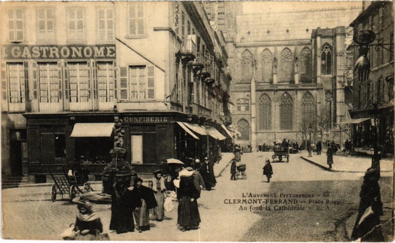 Carte postale ancienne Clermont Ferrand Place Royal au fond la Cathedrale France à Clermont-Ferrand