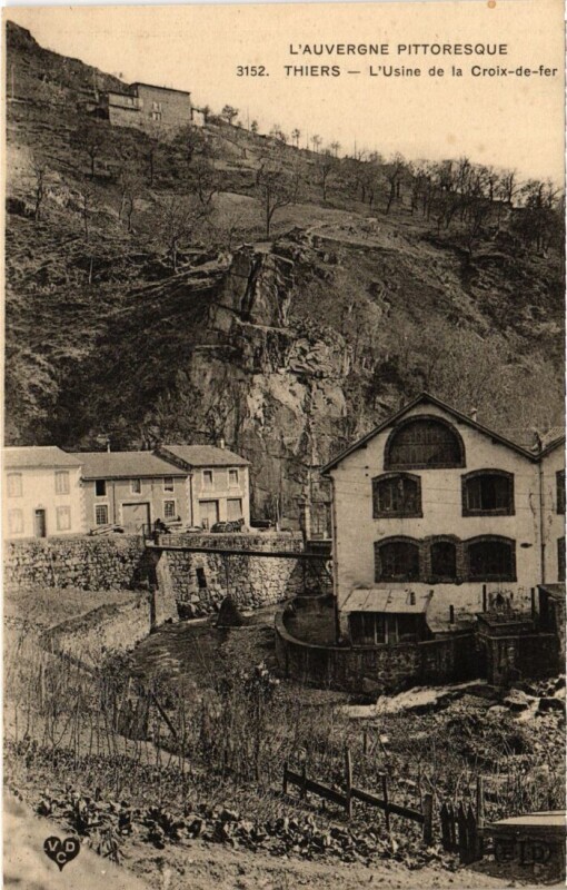 Carte postale ancienne Thiers L'Usine de la Croix-de-fer France à Thiers