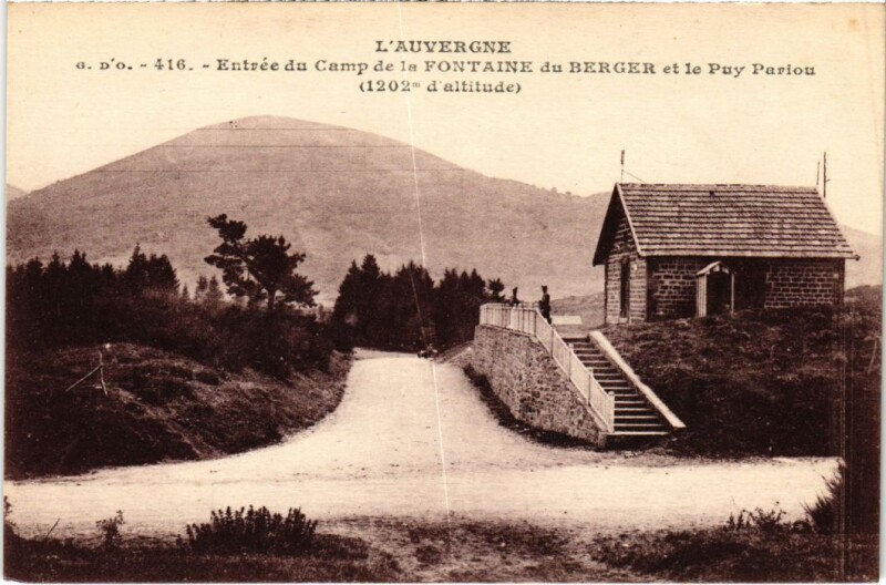 Carte postale ancienne L'Auvergne Entree du Camp de la Fontaine du Berger France