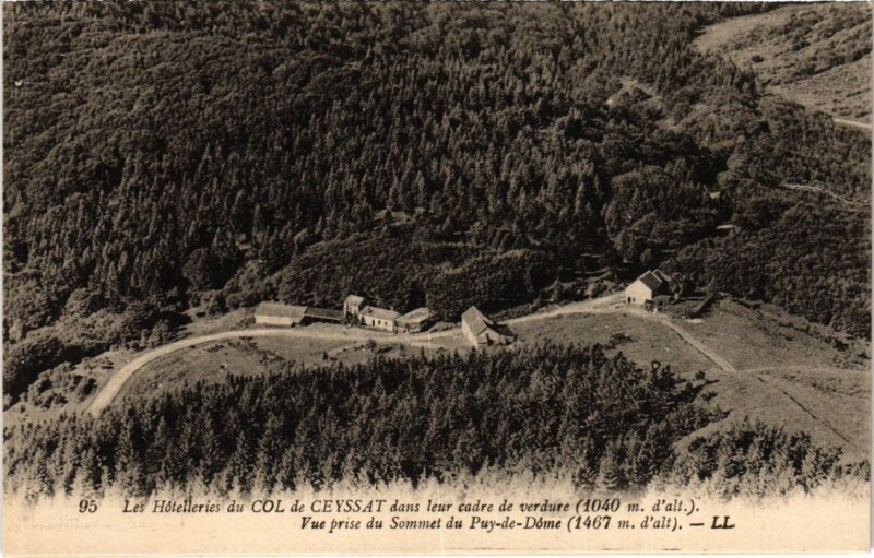 Carte postale ancienne Les Hotelleries du Col de Ceyssat dans leur cadre France à Ceyssat