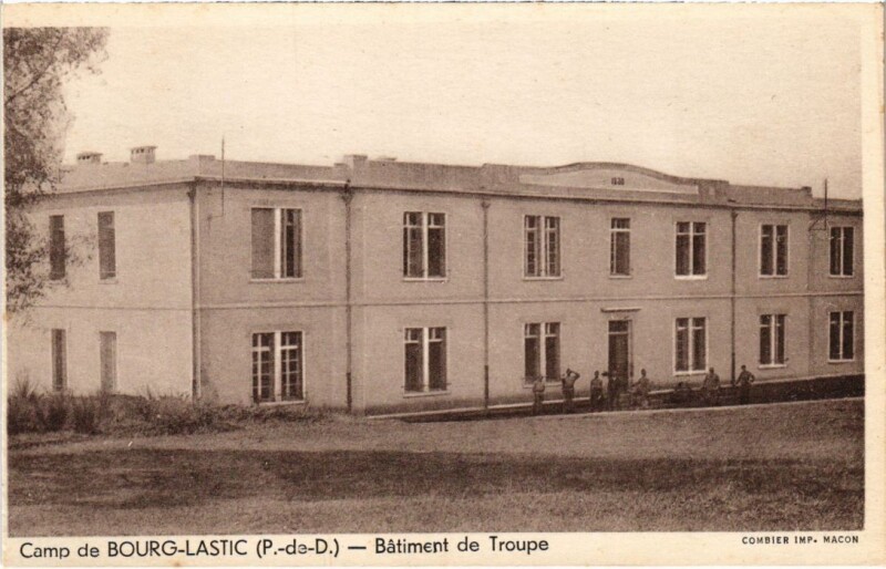 Carte postale ancienne Camp de Bourg-Lastic Batiment de Troupe France à Bourg-Lastic