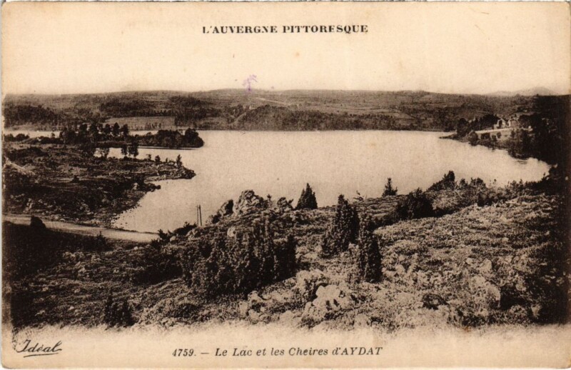 Carte postale ancienne Le Lac et les Cheires d'Aydat France à Aydat