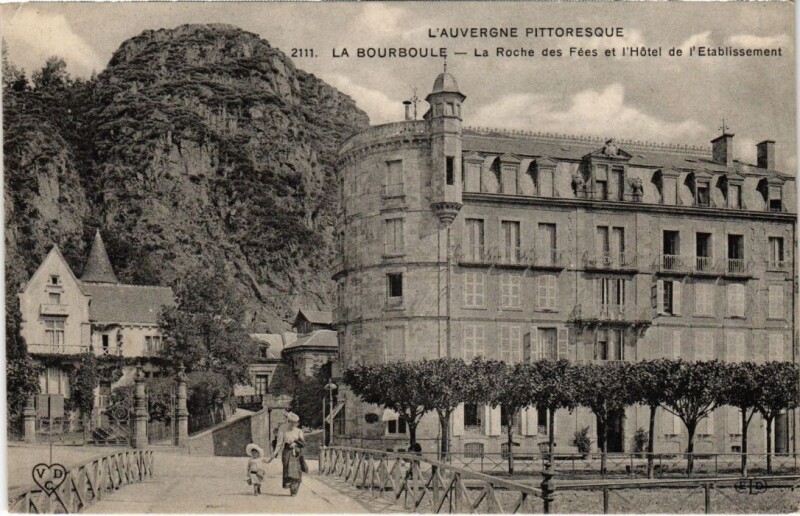 Carte postale ancienne La Bourboule La Roche des Fees et l'Hotel France à La Bourboule