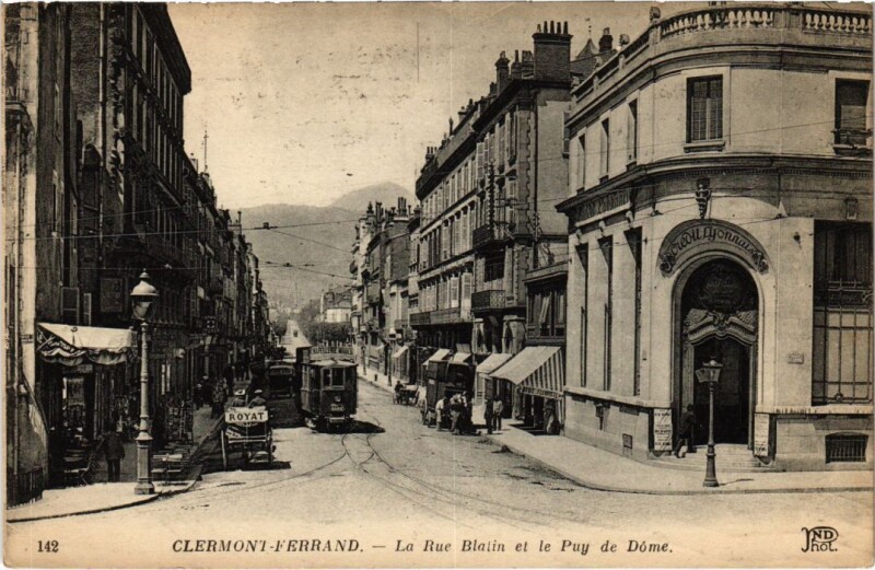 Carte postale ancienne Clermont Ferrand La Rue Blatin et le Puy de Dome France à Clermont-Ferrand