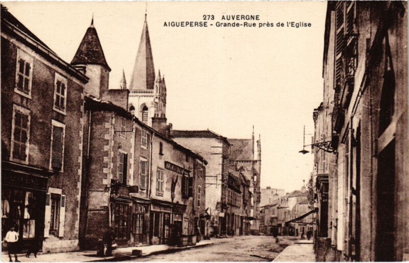 Carte postale ancienne Aigueperse Grande Rue pres de l'Eglise France à Aigueperse