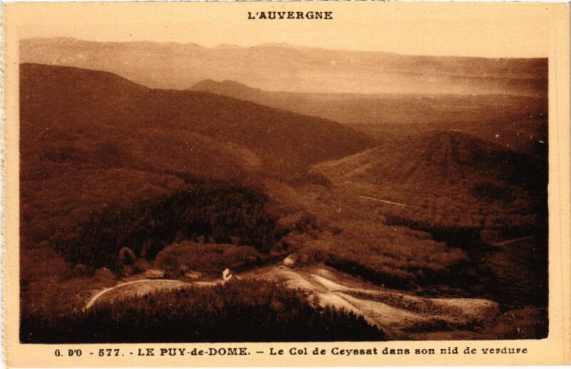 Carte postale ancienne Le Col de Ceyssat dans son nid de verdure France à Ceyssat