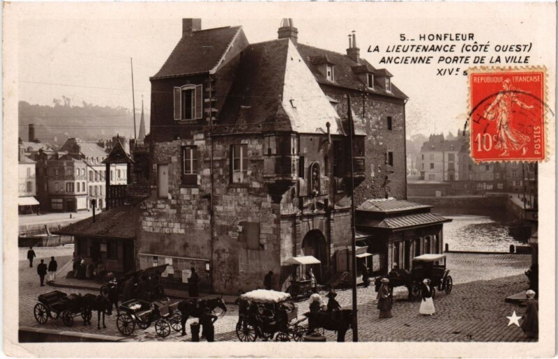 Carte postale ancienne Honfleur La Lieutenance, ancienne Porte de la Ville France à Honfleur
