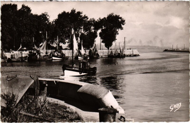 Carte postale ancienne Honfleur Bateau entrant au Port France à Honfleur