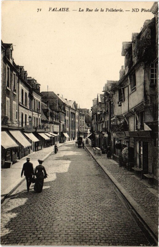 Carte postale ancienne Falaise La Rue de la Pelleterie France à Falaise