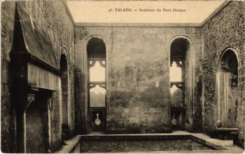 Carte postale ancienne Falaise Interieur du Petit Donjon France à Falaise