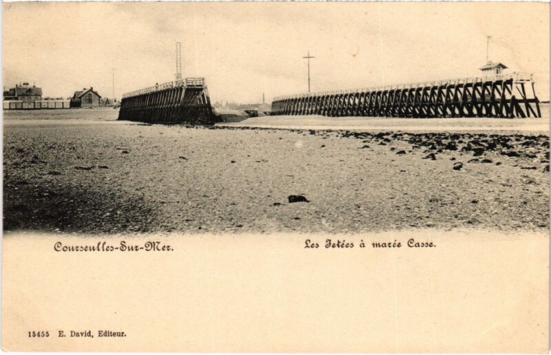 Carte postale ancienne Courseulles Les Jetees a maree Casse France