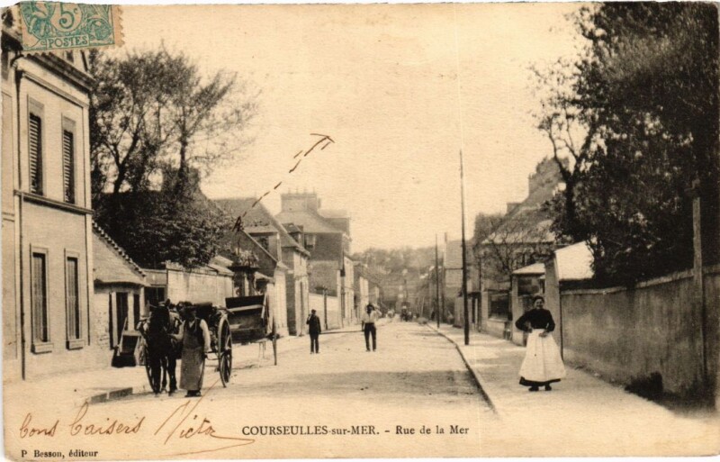 Carte postale ancienne Courseulles Rue de la Mer France