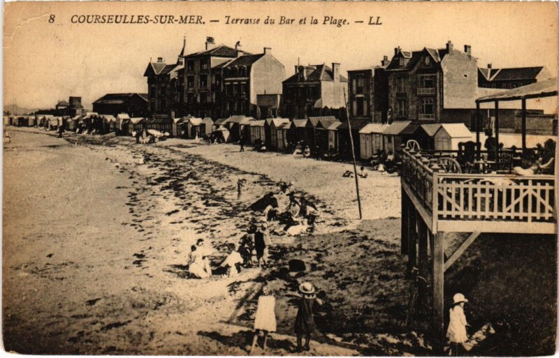 Carte postale ancienne Courseulles Terrasse du Bar et la Plage France