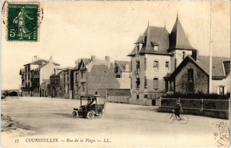 Carte postale ancienne Courseulles Rue de la Plage France