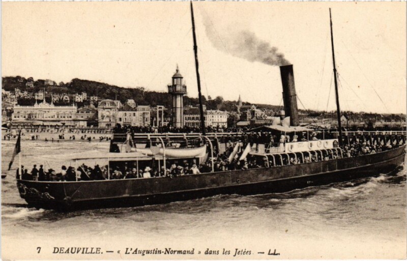 Carte postale ancienne Deauville L'Augustin-Normand dans les Jetees France à Deauville