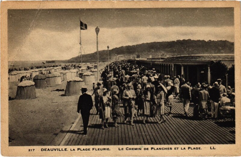 Carte postale ancienne Deauville Le Chemin de Planches et la Plage France à Deauville