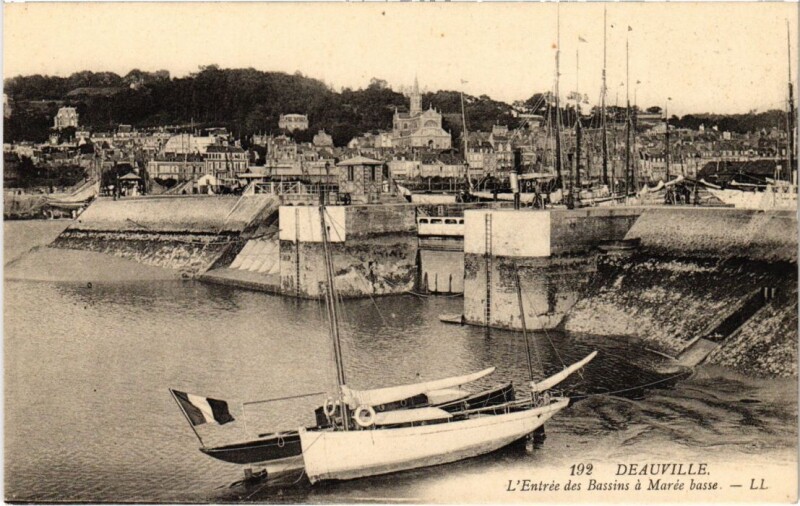 Carte postale ancienne Deauville L'Entree des Bassins a Maree basse France à Deauville