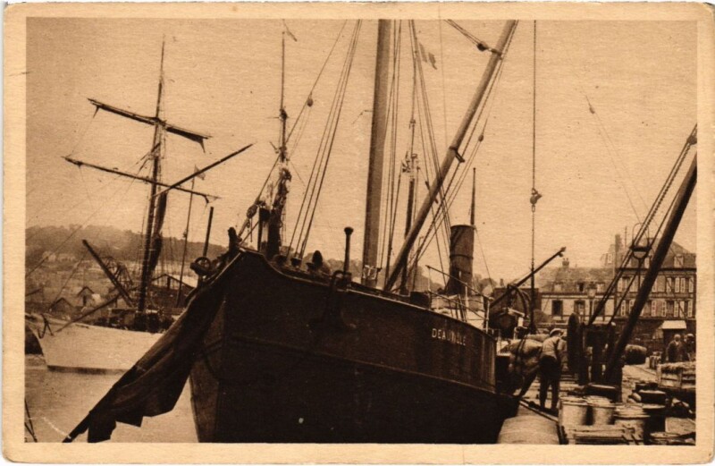 Carte postale ancienne Deauville Le Bassin du Commerce France à Deauville