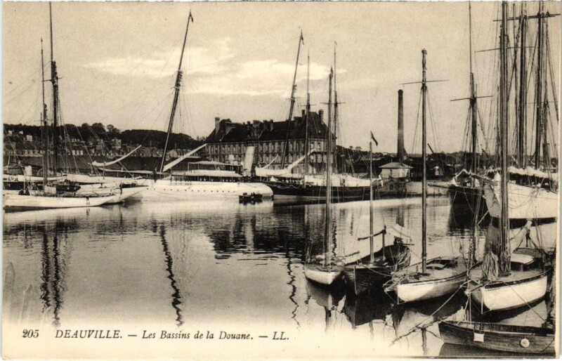 Carte postale ancienne Deauville Les Bassins de la Douane France à Deauville