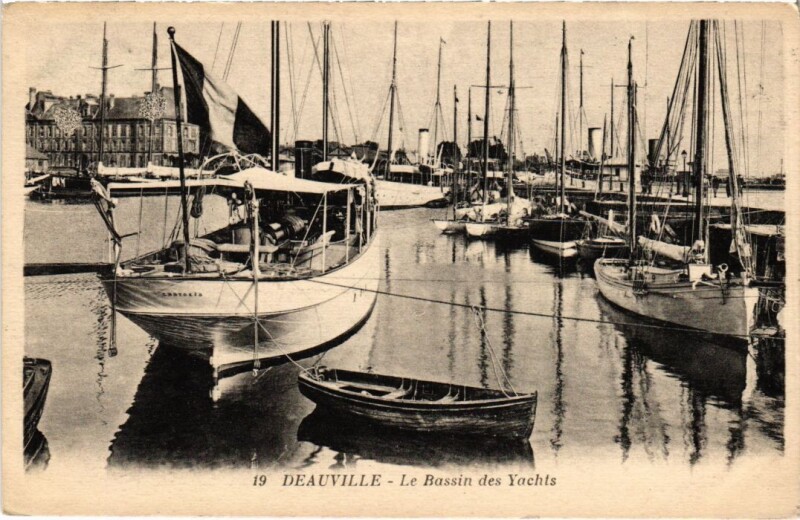 Carte postale ancienne Deauville Le Bassin des Yachts France à Deauville