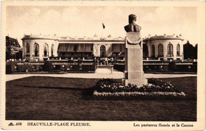 Carte postale ancienne Deauville Les parterres fleuris et le Casino France à Deauville