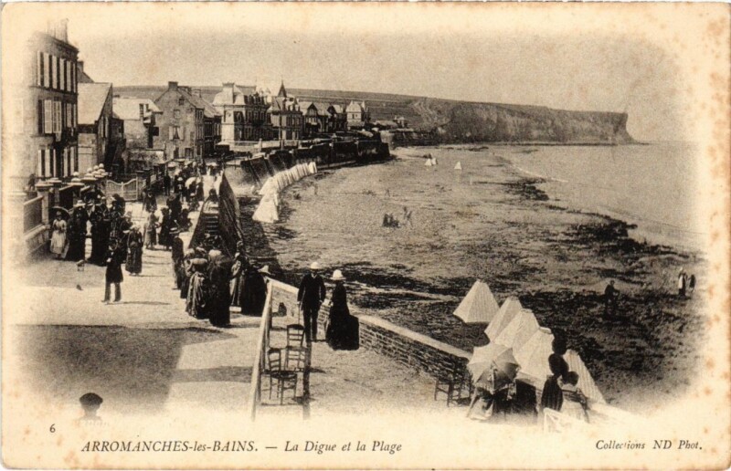 Carte postale ancienne Arromanches-les-Bains La Digue et la Plage France à Arromanches-les-Bains