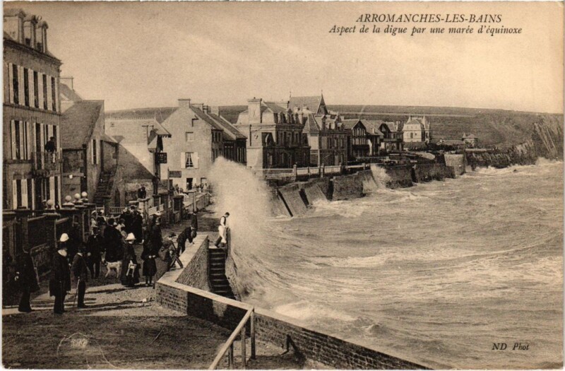 Carte postale ancienne Arromanches-les-Bains Aspect de la digue par une maree France à Arromanches-les-Bains