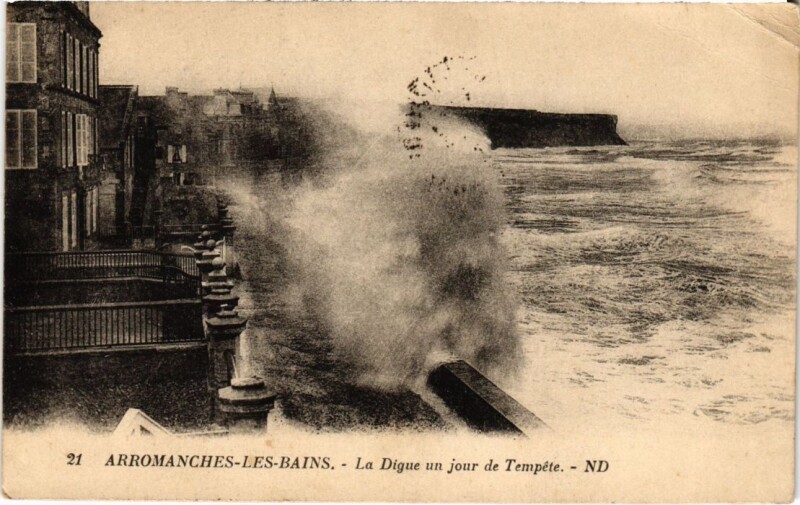 Carte postale ancienne Arromanches-les-Bains La Digue un jour de tempete France à Arromanches-les-Bains