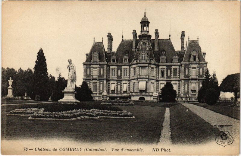 Carte postale ancienne Chateau de Combray Vue d'ensemble France à Combray