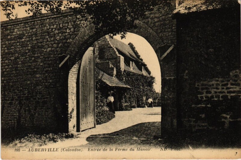 Carte postale ancienne Auberville Entree de la Ferme du Manoir France à Auberville